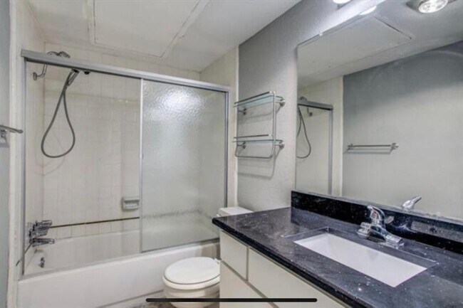 Building Photo - 735 Baruna Cir