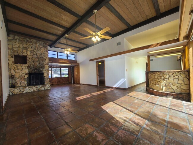 Building Photo - 330 SE 15th Ave