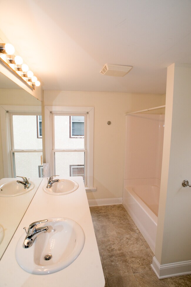 Uno de los dos baños. - 1031 14th Ave SE