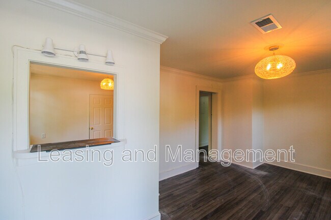 Building Photo - 505 Folly Rd