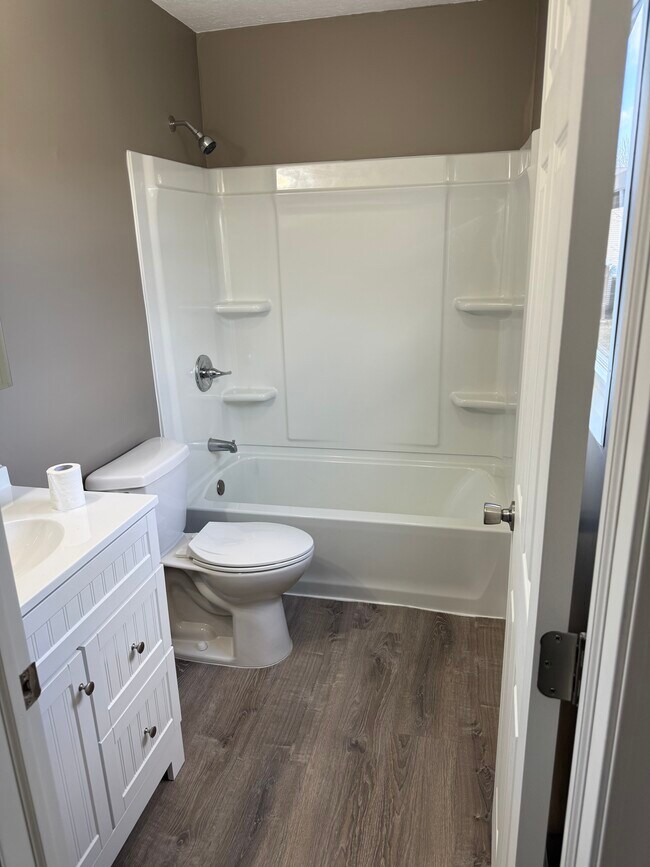 Foto del edificio - 1881 Lakeview Dr