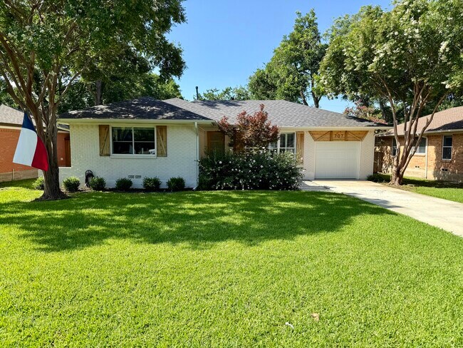 Photo - 707 Dumont Dr House