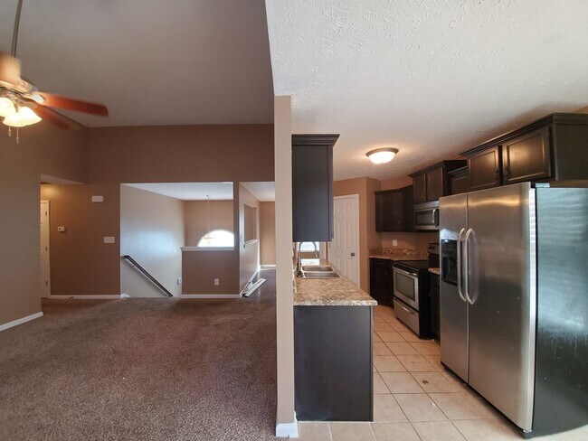 Foto del edificio - 5 Bedrooms 3 Bathroom Split Foyer