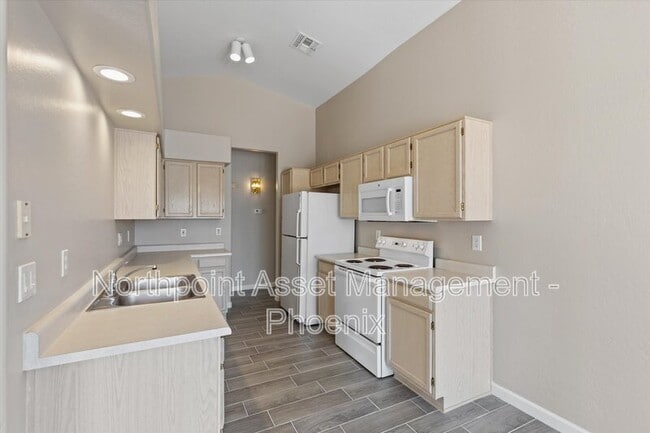 Building Photo - 525 N Val Vista Dr