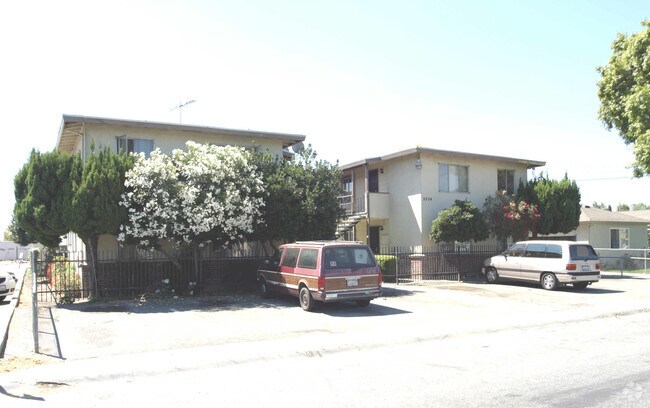 Building Photo - 2254 Luz Ave