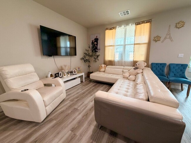Foto del edificio - 6400 Bluebell Dr