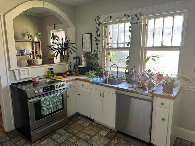 Foto del edificio - Adorable Home in Historic Wesley Heights!!