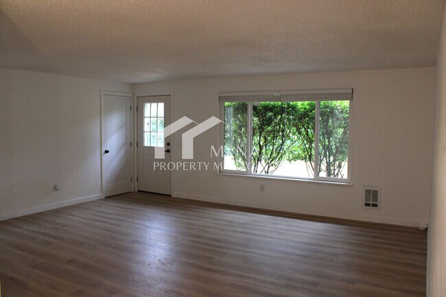 Foto del edificio - Updated 2 Bedroom Duplex with Garage and P...