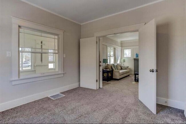 Building Photo - Newly Renovated 3 bed, 1 bath Duplex in Gr...