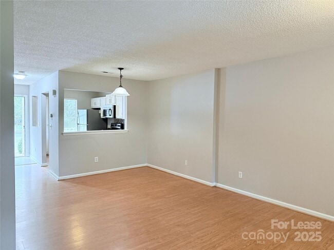 Foto del edificio - 6425 Windsor Gate Ln