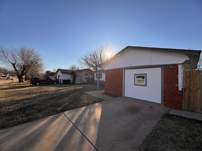 Building Photo - 4 Bed 1.5 Bath in Midwest City! Half off o...