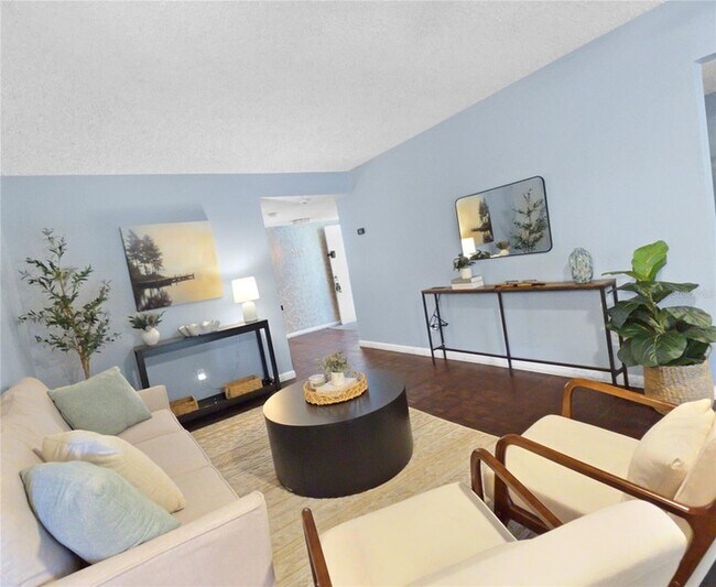 Foto del edificio - 553 Fairways Cir