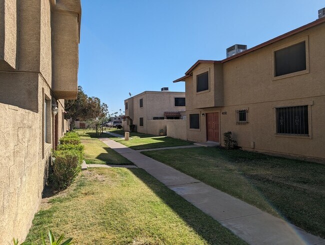 Foto del edificio - Remodeled Townhome in West Phoenix
