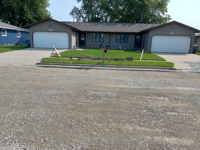 Building Photo - 1244 Primrose Ln