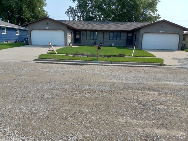 Building Photo - 1242 Primrose Ln