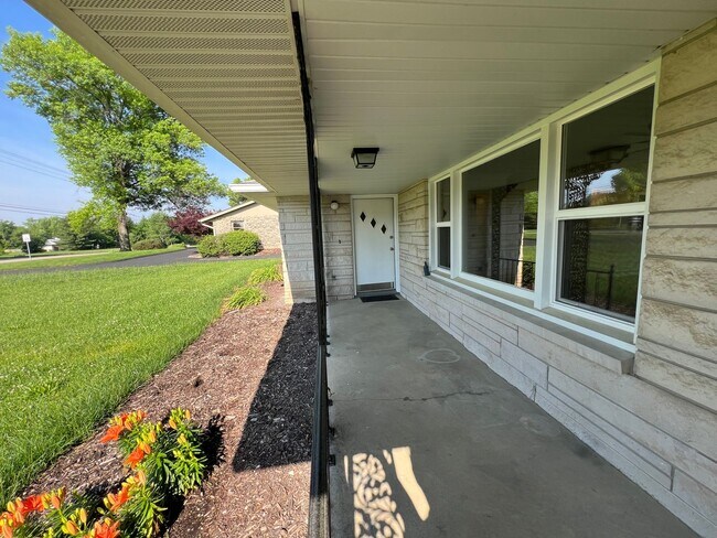 Foto del edificio - Home with Paradise Setting in Backyard! Available July 2026!! $2,400 Monthly!