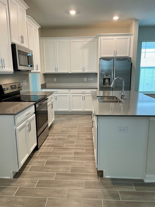 Building Photo - 4 bedroom 3.5 bath Solar Panels, The Cove at Waterside, LIKE NEW!