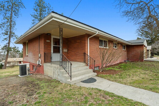 Foto del edificio - 5 Bed 2 Bath Spacious 3200 sq/ft Lower South Hill brick rancher property