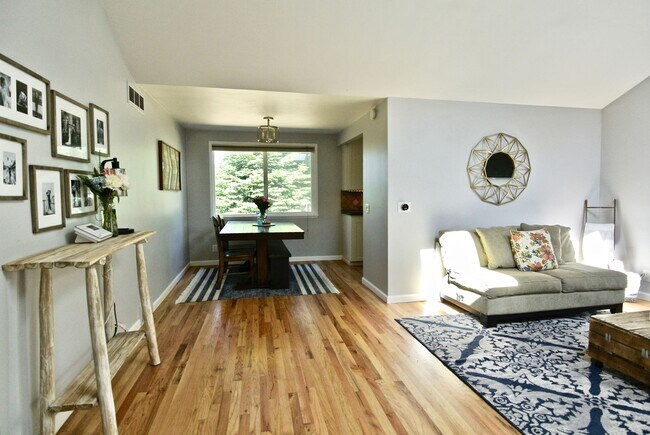 Building Photo - Lovely Broadview Updated 3 bed/1bath Rambler!