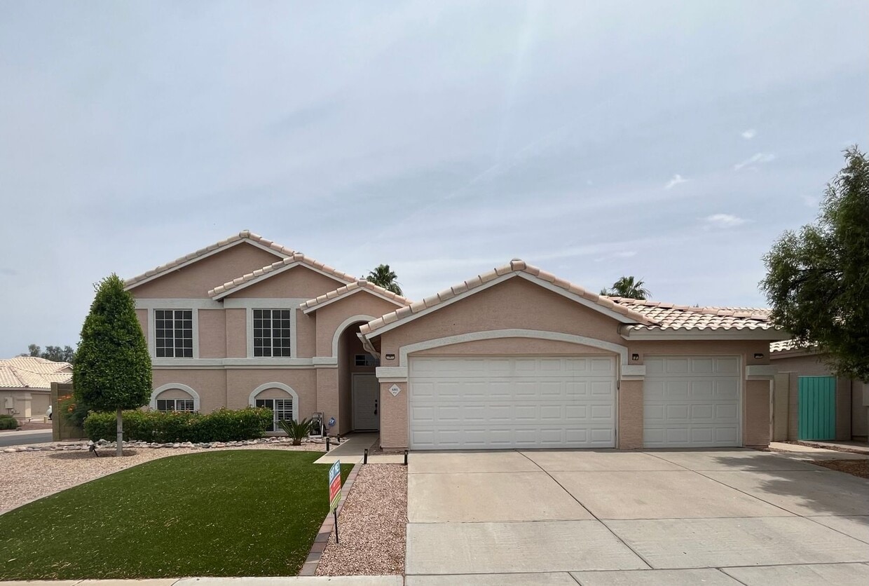 Foto principal - 4 Bedroom Home Near N McQueen Rd and E Cha...