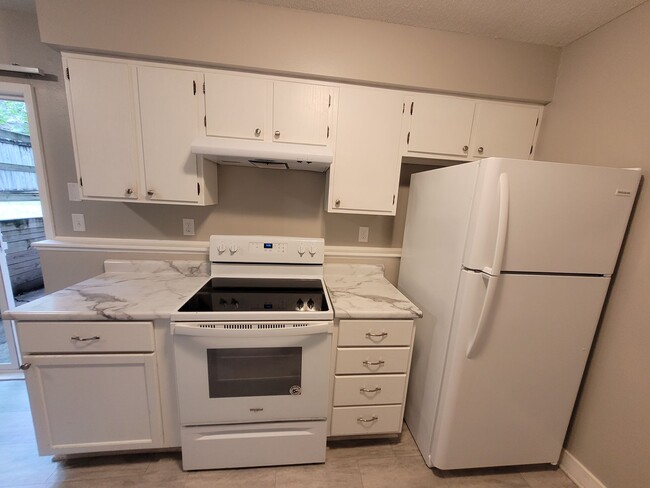 Building Photo - 3 Bedroom with Fenced Yard!