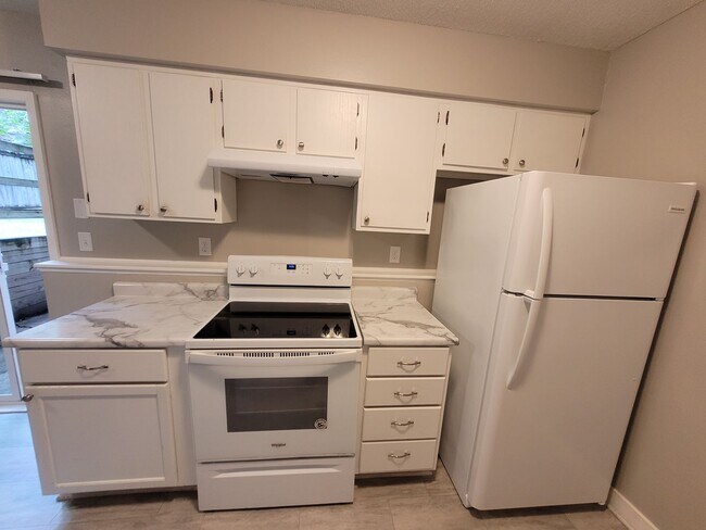 Foto del edificio - 3 Bedroom with Fenced Yard!