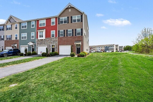 Building Photo - 700 Admiral's Quay Dr