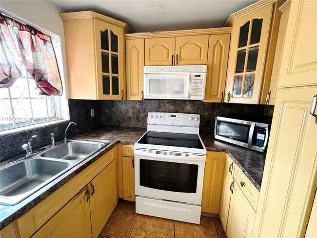 Foto del edificio - 6820 W Flagler St