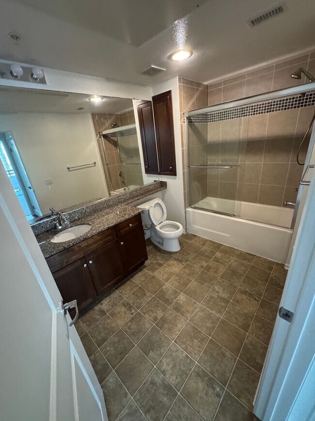 Foto del edificio - Poolside Perfection in Irvine – Stylish 2-Bed, 2-Bath with Resort Amenities!