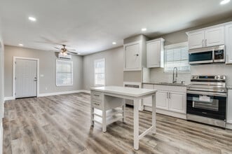 Building Photo - 313 N Llewellyn Ave