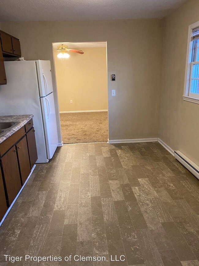 Building Photo - 2 br, 1 bath Room For Rent - 220 Vickery Dr