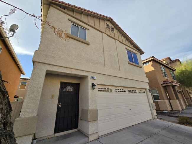 Building Photo - Charming Two-Story Townhouse in North Las ...