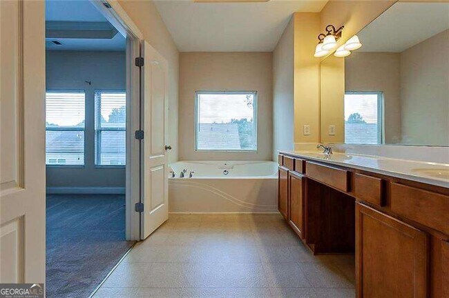 Foto del edificio - 275 Autry Mill Ln