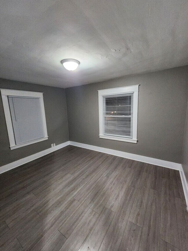 Building Photo - 409-411 W State St