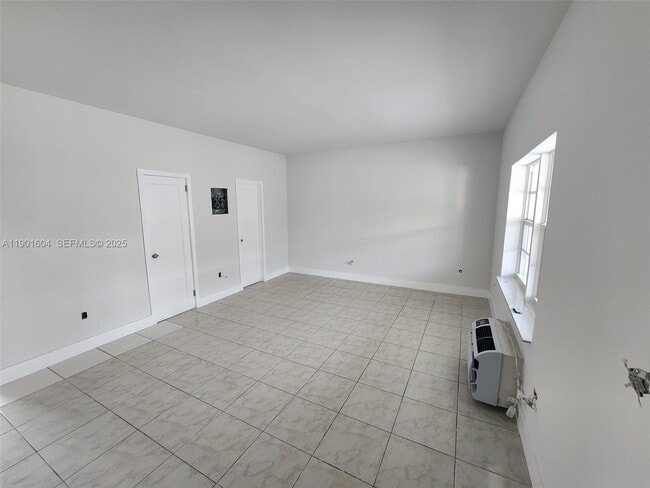 Foto del edificio - 7611 Harding Ave