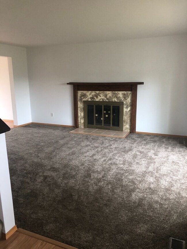 Building Photo - Beautiful Large Home!