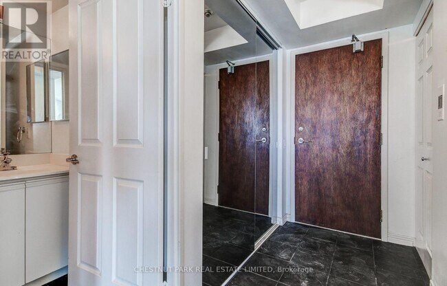 Photo du bâtiment - 942 Yonge St