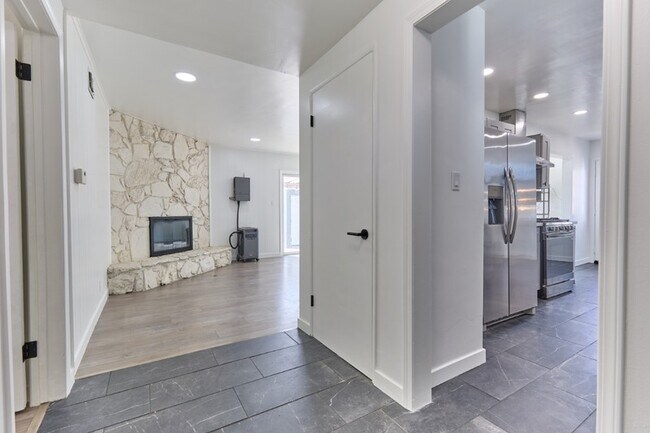 Foto del edificio - 1410 Central Ave