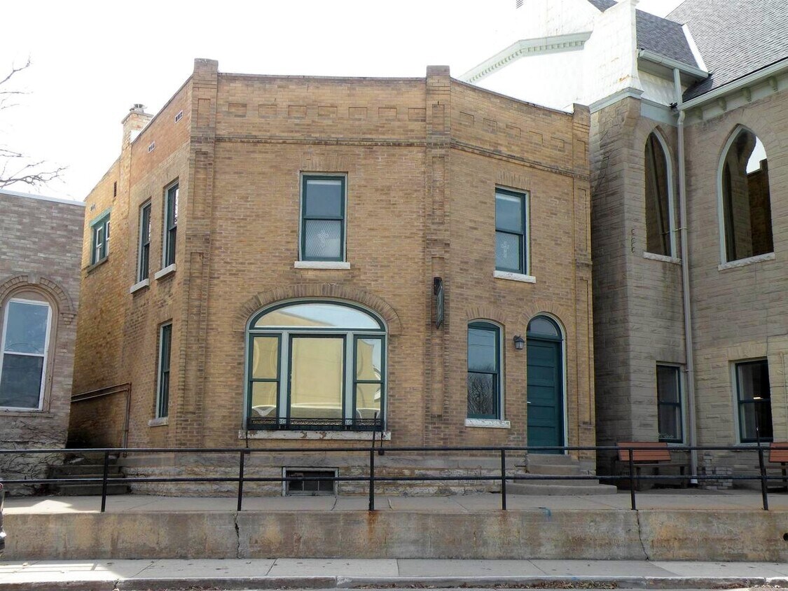 Primary Photo - 121 W Fond Du Lac St