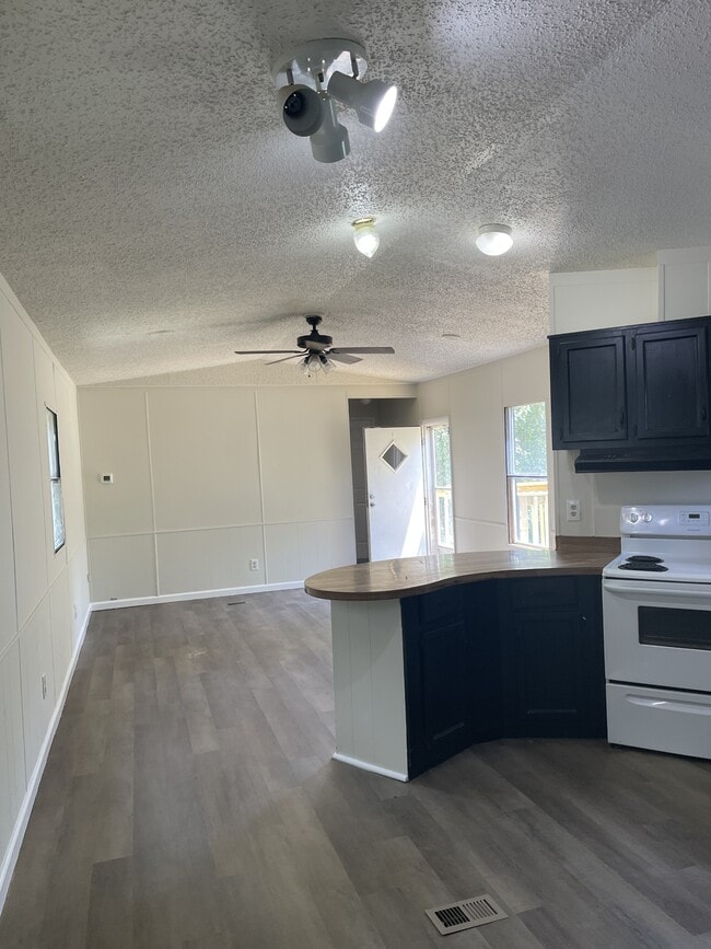 Building Photo - 218 Big Z Dr