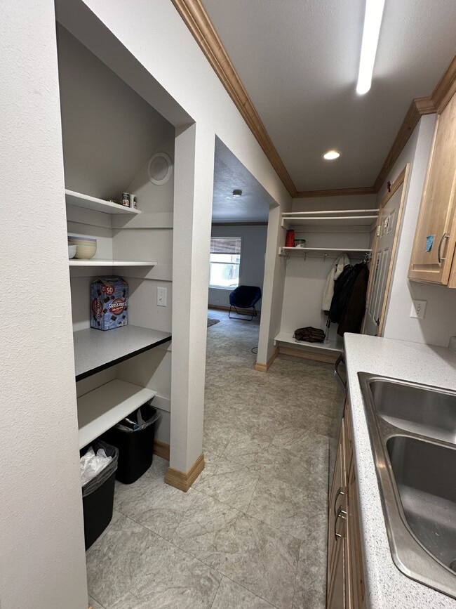 Building Photo - Exciting 3 Bed 1 Bath close to UWEC!