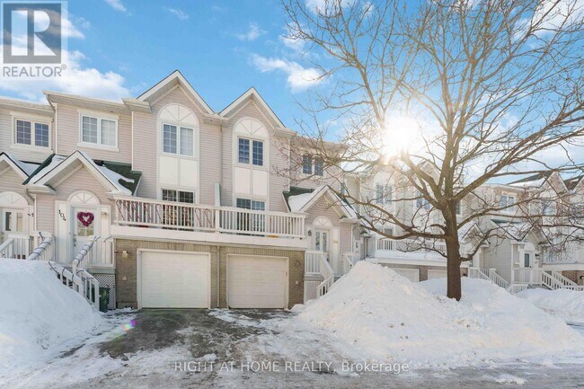 Building Photo - 106 Castlegreen Private