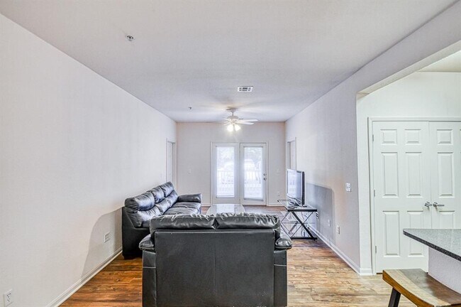 Foto del edificio - 2200 Classen Blvd