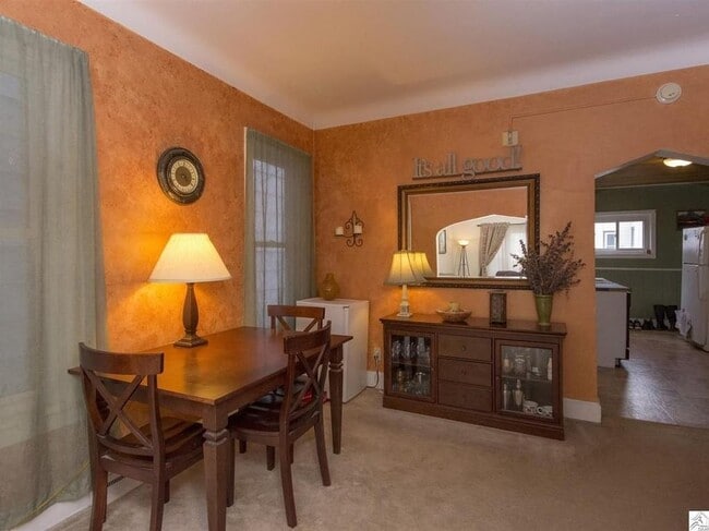 Building Photo - AVAILABLE April! - 4 Bed, 2 Bath Bright & Spacious Home