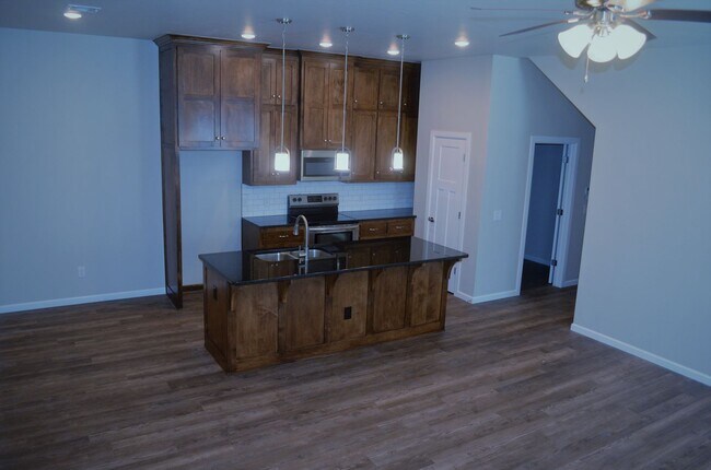 Foto del edificio - NEW HOMES FOR LEASE!!