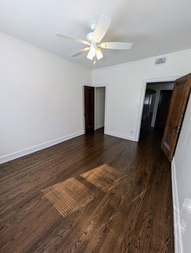 Building Photo - 3510 W Dickens Ave