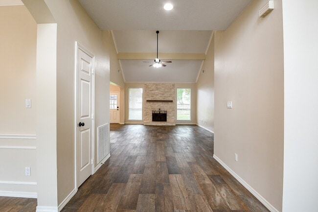 Building Photo - 241 Blue Hill Dr