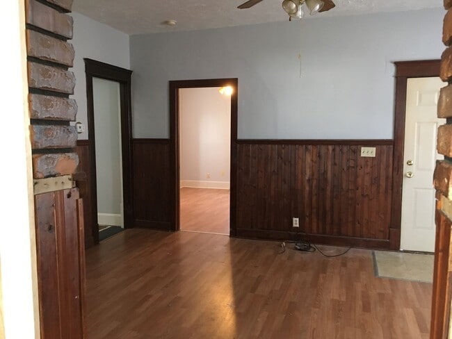 Building Photo - Spacious 3 Bedroom and 1.5 Bath
