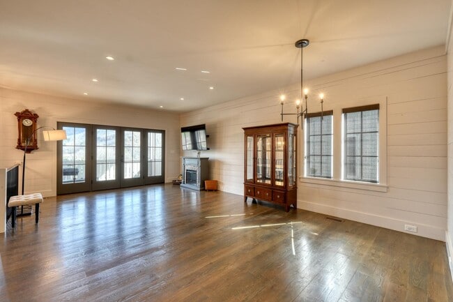 Building Photo - 56 Oak Crescent Cir