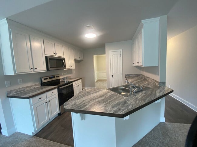 Building Photo - Spacious 4-Bedroom Home Near Victoria Brya...